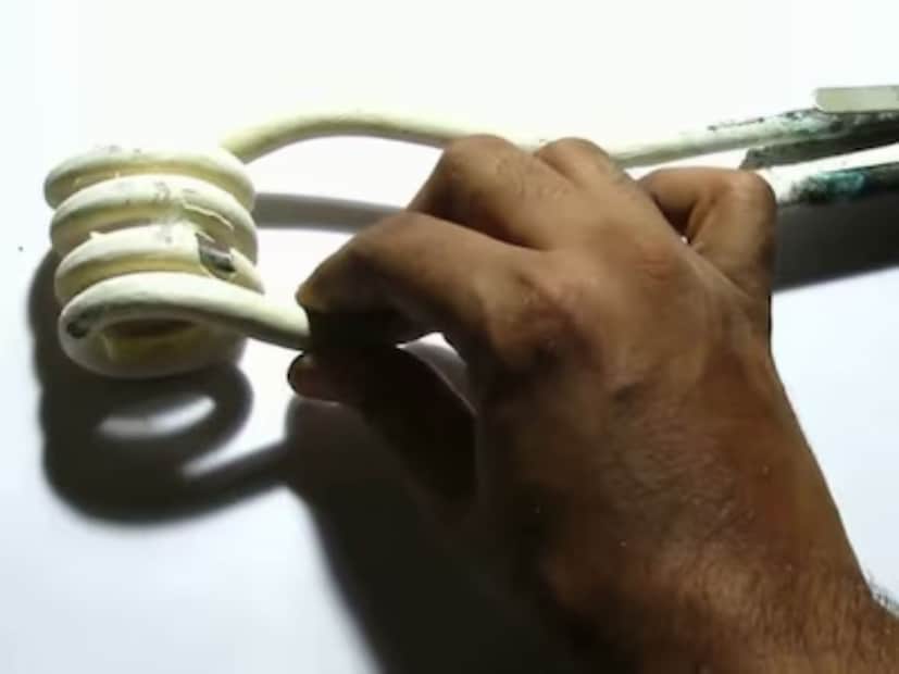 জল গরম করার সস্তায় পুষ্টিকর বস্তু হল এই ইমারসন রড৷ তবে হিটিং ব্যবহারের ক্ষেত্রে একটি সমস্যা রয়েছে৷ বারবার ব্যবহার করতে থাকলে হিটিং রডে জমে যায় একটি আস্তরণ৷ 