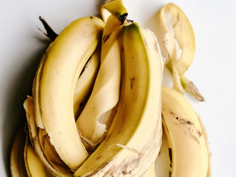 এই পদ্ধতিতে টয়লেট পরিষ্কার করার মূল উপকরণ হল দুটি৷ কলার খোসা এবং একটি শ্যাম্পু৷ দোকানে মাত্র ১ টাকাতেই সাধারণ শ্যাম্পুর পাউচ প্যাক পাওয়া যায়৷ যে কোনও শ্যাম্পু ব্যবহার করলেই চলবে৷