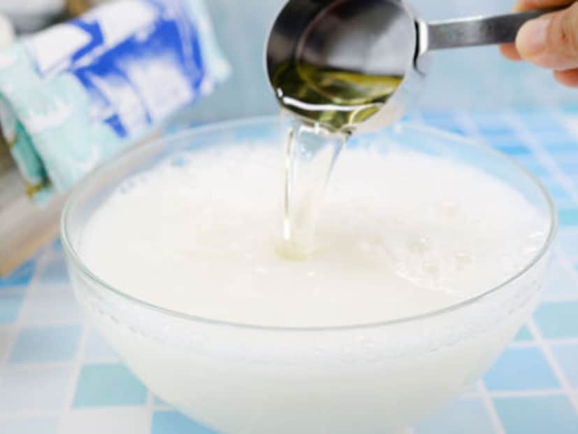 প্রথমে পাকা কলার খোসা রোদে শুকিয়ে নিন। এরপর শুকনো খোসার পাউডার তৈরি করুন। এই পাউডারের সঙ্গে মিশিয়ে দিন ফিটকিরির গুঁড়ো৷ দুইটি জিনিস মিশিয়ে প্লাস্টিকের বাটিতে রাখুন।