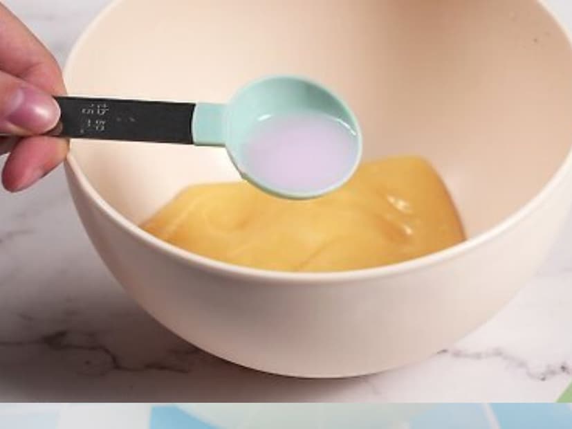 এবার অন্য একটি মগে আধ মগ গরম জল নিন৷ এই গরম জলে শ্যাম্পু মেশান৷ সঙ্গে যোগ করুন কলার খোসা এবং ফিটকিরির গুঁড়োর পাউডার৷ সব মিলিয়ে তৈরি হলে একটি পেস্ট৷