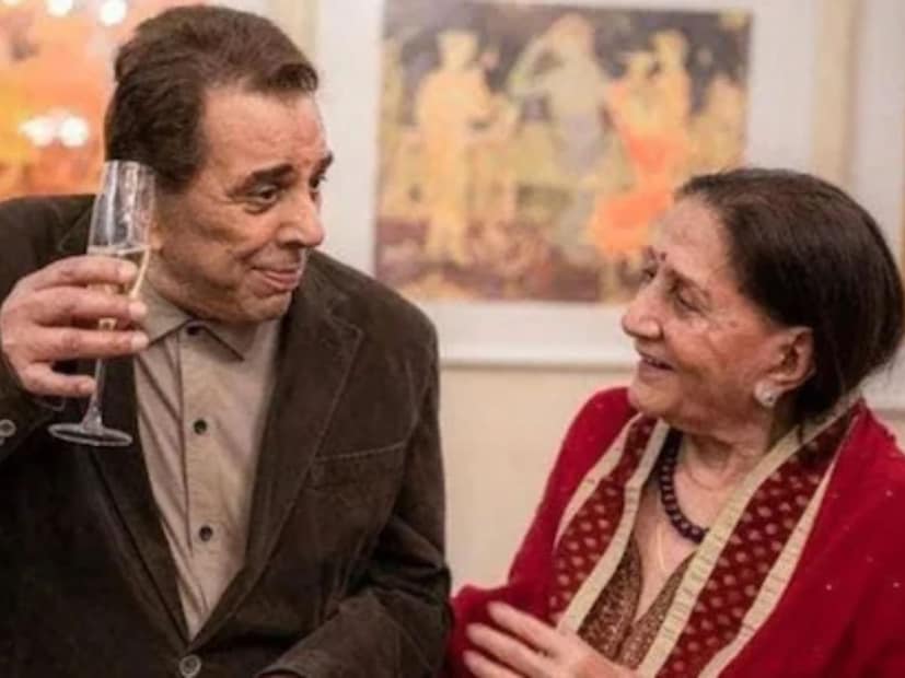 সোশ্যাল মিডিয়ায় ছড়িয়ে পড়া ভিডিয়োতে সানিকে রাগত মুখে বাইরে জড়ো হওয়া ফটোগ্রাফারদের সামনে আসতে দেখা যায়। হাত জোড় করে কড়াভাবে বলে ওঠেন ‘লজ্জা পাওয়া দরকার’।