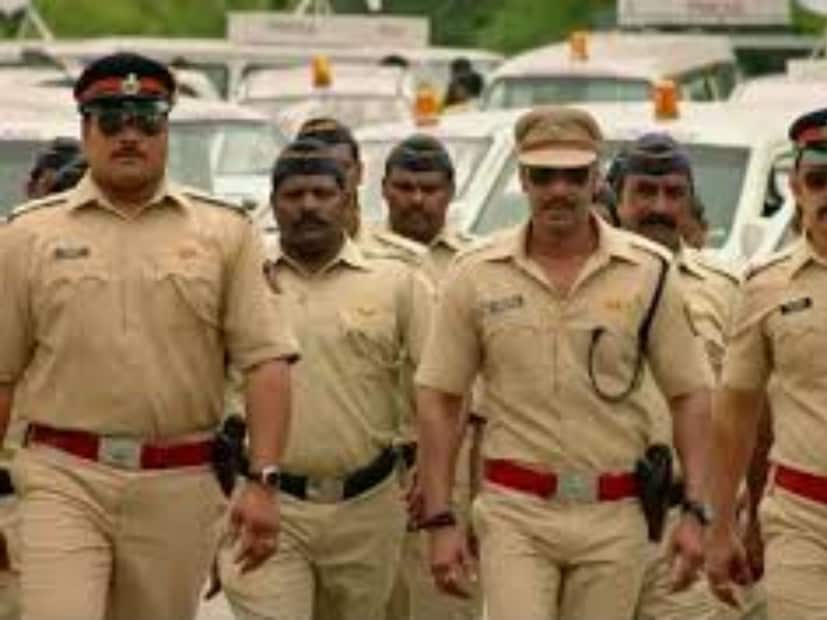 CID-র দয়া চরিত্রটিতে অভিনয় করেছেন অভিনেতা দয়ানন্দ শেট্টি৷ তাঁর চরিত্রটির বহুল জনপ্রিয়তার কারণে পরবর্তীকালে অজয় দেবগনের ‘সিংহম রিটার্নস’ ছবিতেও ‘দয়া’ নামের চরিত্রে অভিনয় করতে দেখা গিয়েছে দয়াকে৷ ‘দরওয়াজা তোড় দো দয়া’ তো দয়ার ভক্তদের মুখে মুখে৷