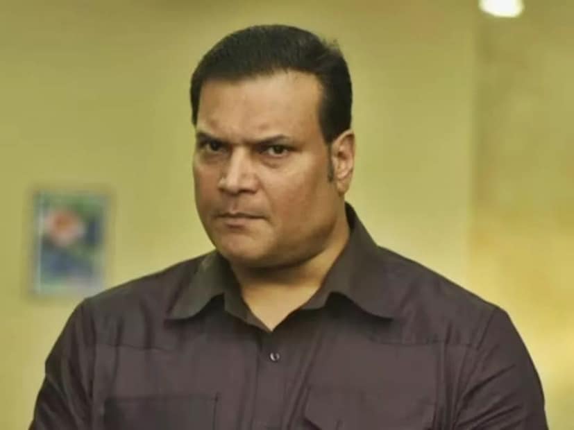 তবে জনপ্রিয় অভিনেতা হলেও দয়ানন্দের ব্যক্তিগত জীবনের বেশিরভাগ দিকই থেকেছে আড়ালে৷ তবে একটি খবর প্রকাশ্যে আসার পরই এক অভিনেত্রীর সঙ্গে তাঁর সম্পর্কের খবর আসে শিরোনামে৷ 