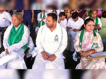 গালাগালি, এমনকী জুতো তোলা হয়েছে! পরিবার ত্যাগ করে বিস্ফোরক লালু কন্যা! বিদায় রাজনীতিকেও গালাগালি, এমনকী জুতো তোলা হয়েছে! পরিবার ত্যাগ করে বিস্ফোরক লালু কন্যা! বিদায় রাজনীতিকেও