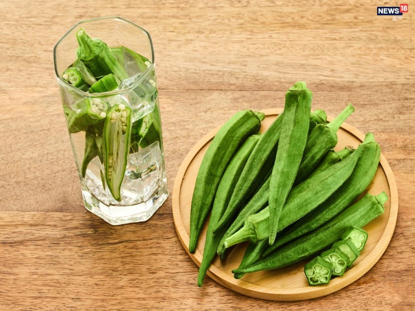 স্বাস্থ্যসচেতনদের জন্য নতুন ট্রেন্ড হয়ে উঠছে ঢেঁড়স ভিজানো জল খাওয়া। সংবাদমাধ‍্যমের এক বিশেষ প্রতিবেদনে দাবি করা হয়েছে, প্রতিদিন সকালে এক গ্লাস ঢেঁড়স ভিজানো জল-এর সঙ্গে এক টেবিলচামচ লেবুর রস মিশিয়ে টানা এক মাস খেলে শরীর পেতে পারে একাধিক স্বাস্থ্যলাভ। বিশেষজ্ঞদের মতে, ঢেঁড়সের মধ্যে থাকা পলিফেনল, ফ্ল্যাভোনয়েড ও আঁশ শরীরকে ভেতর থেকে সুস্থ রাখতে গুরুত্বপূর্ণ ভূমিকা নিতে পারে। স্বাস্থ্যসচেতনদের জন্য নতুন ট্রেন্ড হয়ে উঠছে ঢেঁড়স ভিজানো জল খাওয়া। সংবাদমাধ‍্যমের এক বিশেষ প্রতিবেদনে দাবি করা হয়েছে, প্রতিদিন সকালে এক গ্লাস ঢেঁড়স ভিজানো জল-এর সঙ্গে এক টেবিলচামচ লেবুর রস মিশিয়ে টানা এক মাস খেলে শরীর পেতে পারে একাধিক স্বাস্থ্যলাভ। বিশেষজ্ঞদের মতে, ঢেঁড়সের মধ্যে থাকা পলিফেনল, ফ্ল্যাভোনয়েড ও আঁশ শরীরকে ভেতর থেকে সুস্থ রাখতে গুরুত্বপূর্ণ ভূমিকা নিতে পারে।