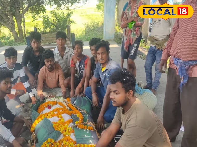 ঠাকুমার শেষ ইচ্ছা পূরণ করলেন নাতিরা।প্রথা ভেঙে এক অভূতপূর্ব বিদায় দৃশ্যের সাক্ষী হল পূর্ব বর্ধমানের এই গ্রাম। ৮৫ বছর বয়সী ঠাকুমার শেষ ইচ্ছা পূরণ করতে ব্যান্ড ও তাসা বাজিয়ে তাঁর শ্মশান যাত্রা সম্পন্ন করলেন নাতিরা।