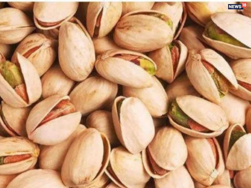 পুষ্টিবিদদের দাবি, পেস্তায় রয়েছে প্রচুর পরিমাণে ভিটামিন ই, অ্যান্টিঅক্সিড্যান্ট, ওমেগা-৩ ফ্যাটি অ্যাসিড ও প্রয়োজনীয় মিনারেল, যা ত্বককে ভিতর থেকে পুষ্টি জোগায়। ভিটামিন ই ত্বককে সূর্যের ক্ষতিকর রশ্মির হাত থেকে রক্ষা করে এবং স্কিন সেলের পুনর্গঠনে সাহায্য করে। ফলে বয়সের ছাপ কমে এবং ত্বক আরও মসৃণ দেখায়।