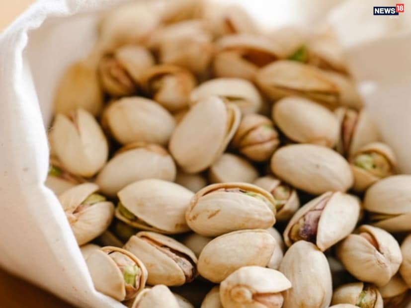 সৌন্দর্য বিশেষজ্ঞদের মতে, যাঁরা দ্রুত ত্বক উজ্জ্বল করতে চান, তাঁরা খাদ্যতালিকায় পেস্তার পাশাপাশি পর্যাপ্ত জল, ফল এবং সবজি রাখলে আরও ভাল ফল পাওয়া যায়। (Disclaimer: এই প্রতিবেদনটি কেবলমাত্র সাধারণ তথ্যের জন্য, তাই বিস্তারিত জানতে হলে সর্বদা বিশেষজ্ঞের পরামর্শ নিন।)