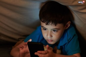 অতিরিক্ত স্ক্রিন শিশুদের চোখ-মস্তিষ্কে ক্ষতি করছে! কোন ৮টি লক্ষণ দেখলে সতর্ক হবেন?