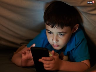 অতিরিক্ত স্ক্রিন শিশুদের চোখ-মস্তিষ্কে ক্ষতি করছে! কোন ৮টি লক্ষণ দেখলে সতর্ক হবেন?