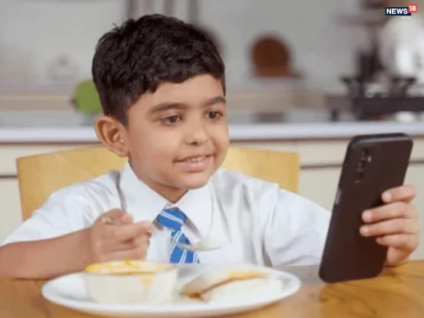 সাম্প্রতিক পর্যবেক্ষণে দেখা গিয়েছে, অল্প বয়স থেকেই দীর্ঘ সময় মোবাইল, টিভি বা ট্যাবলেট ব্যবহারের ফলে বাড়ছে ঘুমের সমস্যা, মনোযোগ কমে যাওয়া, চোখের সমস্যা, এমনকী ভাষাগত ও সামাজিক বিকাশে বিলম্ব।