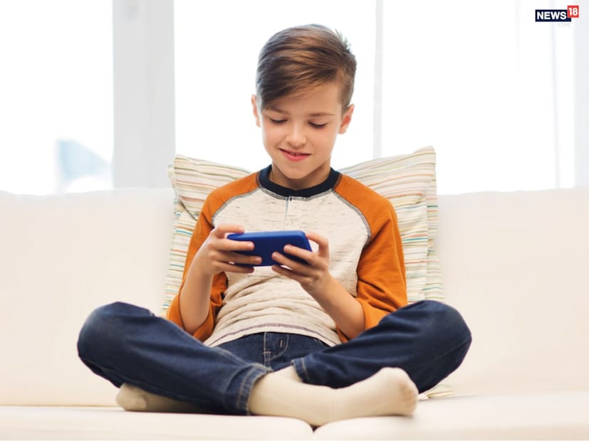 স্বাস্থ্য বিশেষজ্ঞরা জানাচ্ছেন, স্ক্রিনের নীল আলো শিশুর দেহঘড়িকে প্রভাবিত করে, ফলে স্বাভাবিক ঘুমের চক্র নষ্ট হয়ে যায়। পাশাপাশি দ্রুতগতির ভিডিও কনটেন্টে অভ্যস্ত শিশুরা বাস্তব জীবনে মনোযোগ ধরে রাখতে পারছে না। অনেক ক্ষেত্রে দেখা যাচ্ছে, স্ক্রিন বন্ধ করে দিলে শিশুরা অস্বাভাবিক রাগ, বিরক্তি বা আচরণগত পরিবর্তন দেখাচ্ছে।