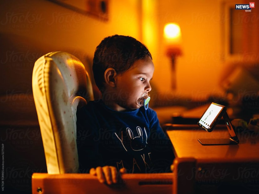 হায়দরাবাদের যশোদা হাসপাতালের সিনিয়র কনসালট্যান্ট শিশু বিশেষজ্ঞ ও নিওন্যাটোলজিস্ট ড. ডি. শ্রীকান্ত বলেন, ‘২ বছরের কম বয়সী শিশুদের জন্য স্ক্রিন পুরোপুরি এড়ানো উচিত। বড়দের ক্ষেত্রেও সময় সীমিত করতে হবে এবং অভিভাবকদেরই হতে হবে সঠিক রোল মডেল। পাশাপাশি পড়াশোনা, গল্প বলা, খেলাধুলো ও আউটডোর অ্যাক্টিভিটিকে শিশুদের দৈনন্দিন জীবনের গুরুত্বপূর্ণ অংশ করে তুলতে হবে।’