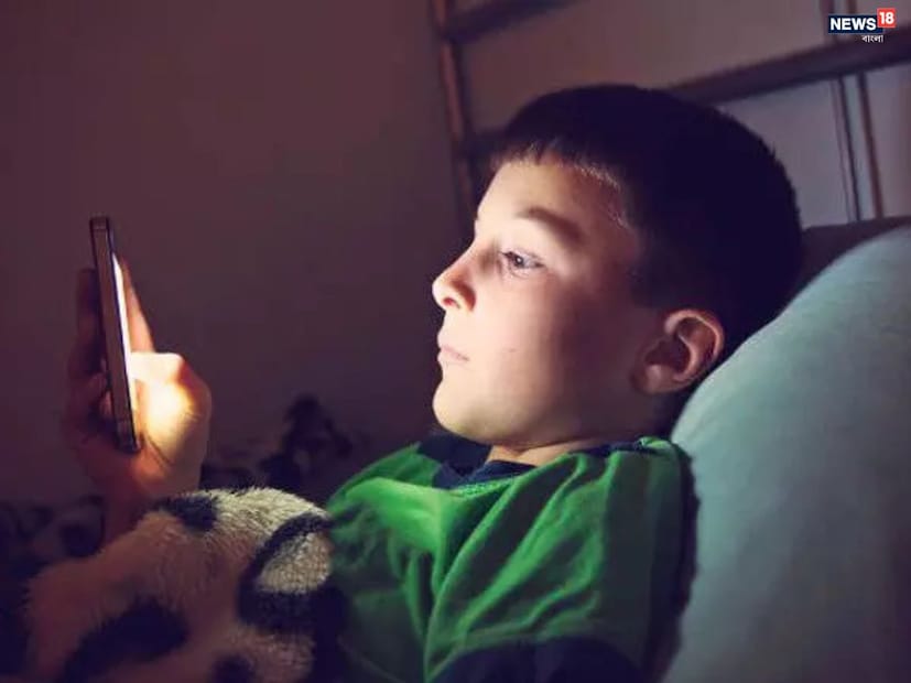 বিশেষজ্ঞদের মতে, সময়মতো সচেতন হলে শিশুদের বিকাশে এই নেতিবাচক প্রভাব অনেকটাই রোখা সম্ভব। অতিরিক্ত স্ক্রিনে নির্ভরতা নয়, বাস্তব জগতের অভিজ্ঞতাই সুস্থ বড় হওয়ার মূল চাবিকাঠি।( Disclaimer: এই প্রতিবেদনটি কেবলমাত্র সাধারণ তথ্যের জন্য, তাই বিস্তারিত জানতে হলে সর্বদা বিশেষজ্ঞের পরামর্শ নিন।)