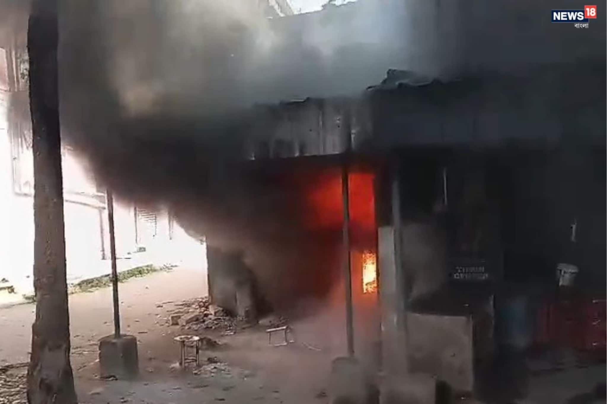 হাওড়ার বেআইনি জ্বালানি তেলের গোডাউনে বিধ্বংসী আগুন, মৃত ১! ঘটনাস্থলে দমকলের ৪ ইঞ্জিন