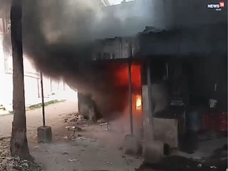 জ্বালানি তেলের গোডাউনে বিধ্বংসী আগুন জ্বালানি তেলের গোডাউনে বিধ্বংসী আগুন