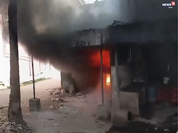 জ্বালানি তেলের গোডাউনে বিধ্বংসী আগুন জ্বালানি তেলের গোডাউনে বিধ্বংসী আগুন