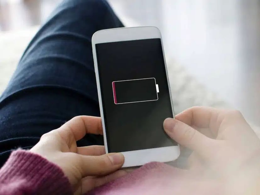 যখন ফোন ১০০% চার্জ হয়ে যায়, তখন চার্জার এবং ব্যাটারির মধ্যে এনার্জির ব্যালেন্স বজায় রাখার জন্য এনার্জিকে নিয়ন্ত্রণ করতে হয়। এই প্রক্রিয়ায় মোবাইল গরম হতে পারে। ক্রমাগত ওভারহিটিংয়ের ফলে ব্যাটারির আয়ু দ্রুত কমে যায়।