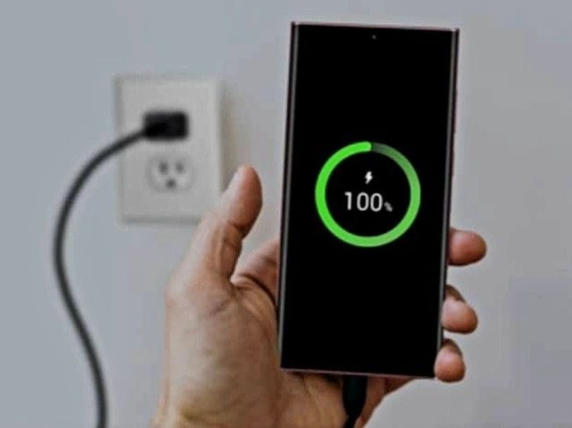 যখন ফোনকে বারবার পুরোপুরি ১০০% পর্যন্ত চার্জ করা হয়, তখন ব্যাটারি দ্রুত তার সর্বাধিক ক্ষমতা হারাতে শুরু করে। এর ফলে ব্যাটারি আগের মতো চার্জ ধরে রাখতে পারে না এবং দ্রুত শেষ হয়ে যায়, একে ব্যাটারি ডিগ্রেডেশন বলা হয়।