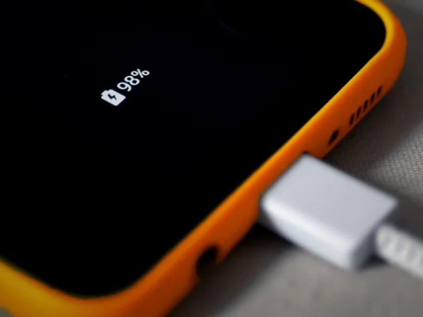 ১০০% চার্জ হলে ব্যাটারির উপর হাই ভোল্টেজের খুব বেশি চাপ পড়ে। এই হাই ভোল্টেজ ব্যাটারির কেমিক্যাল স্ট্রাকচারকে ধীরে ধীরে ক্ষতি করে। এই কারণেই এক্সপার্টরা ব্যাটারিকে ৮০-৯০% এর মধ্যে রাখার পরামর্শ দেন, যাতে ব্যাটারির উপর চাপ কম পড়ে। 