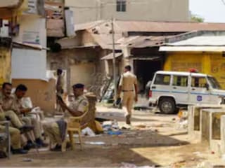 ৪ বছর ধরে সহকর্মীর সঙ্গে পরকীয়া! গুজরাতে স্ত্রী ও ২ সন্তানকে নৃশংস খুন সরকারি কর্তার, দেহ মিলল বাড়ির জমিতেই ৪ বছর ধরে সহকর্মীর সঙ্গে পরকীয়া! গুজরাতে স্ত্রী ও ২ সন্তানকে নৃশংস খুন সরকারি কর্তার, দেহ মিলল বাড়ির জমিতেই