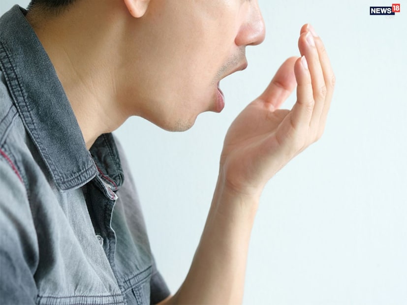 ভিটামিন বি১২-এর অভাব নিঃশ্বাসে দুর্গন্ধ সৃষ্টি করতে পারে। ভিটামিন বি১২ এর অভাব মাড়ি ফুলে যাওয়া, নিঃশ্বাসে দুর্গন্ধ, মুখের আলসার এবং আরও অনেক সমস্যা তৈরি করতে পারে। এই অভাব কাটিয়ে উঠতে আপনি বাদাম দুধ, দই এবং ডিম খেতে পারেন।