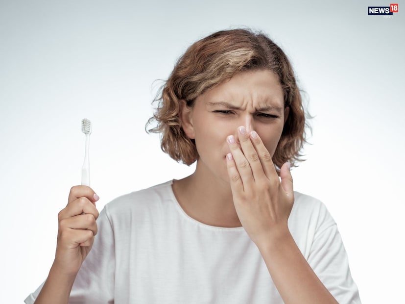 ২- প্রতিদিন খালি পেটে তুলসী পাতা চিবিয়ে খান। তুলসী পাতা চিবিয়ে নিঃশ্বাসের দুর্গন্ধ দূর করতে সাহায্য করতে পারে। (Disclaimer: এই প্রতিবেদনটি কেবলমাত্র সাধারণ তথ্যের জন্য, তাই বিস্তারিত জানতে হলে সর্বদা বিশেষজ্ঞের পরামর্শ নিন।)