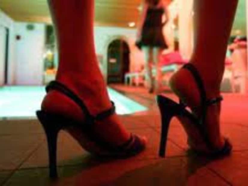 পুলিশ সূত্রে জানা গিয়েছে, ডেটিং অ্যাপে পরিচয় করা এবং তারপর এসকর্ট সার্ভিস দিয়ে থাকেন কমল। আদর্শের সাথেও সেই ভাবেই চুক্তি হয়েছিল কমল ও ধ্রুবর। এসকর্ট সার্ভিস বাবদ কমলকে ২০০০ টাকা দেওয়ার কথা ছিল আদর্শের
। সার্ভিস পাওয়ার পর ২০০০ টাকা দিতে অস্বীকার করেন আদর্শ, যার জন&#x200d;্য খুন করেছেন এই যুগল। পুলিশি জেরায় স্বীকারোক্তি। 