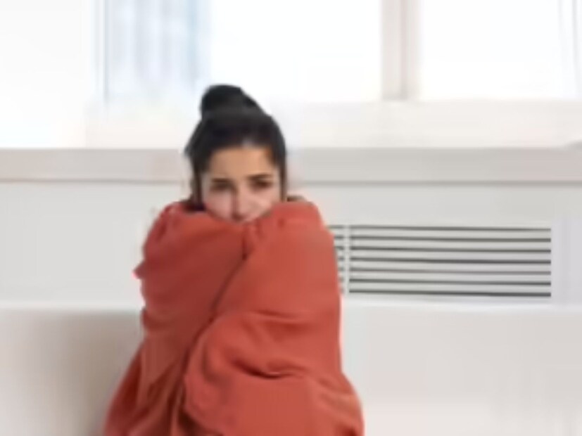 ওই ভিডিওতে তিনি বিশদে জানিয়েছেন ঠিক কী কারণে অতিরিক্ত শীত লাগে৷ শরীরে কোন কোন জিনিসের ঘাটতি থাকলে এমন অনুভূতি হয়৷ পাশাপাশি শরীরে প্রাকৃতিক ভাবে তাপমাত্রা বৃদ্ধিরও পরামর্শ দিয়েছেন তিনি৷ 