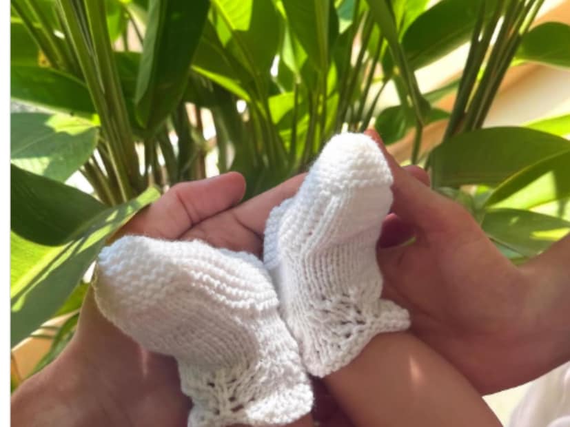 এই প্রথম কন&#x200d;্যার ছবি শেয়ার করলেন কিয়ারা। কিয়ারা যে ছবিটি শেয়ার করেছেন, তাতে দেখা যাচ্ছে ক্ষুদের ছোট্ট পা দুটি ধরে আছেন মা-বাবা সিদ্ধার্থ এবং কিয়ারা। সাদা মোজা পরা ছোট্ট পা দুটিই কেবল দেখা গিয়েছে। সেইসঙ্গে জানালেন মেয়ের নাম। 