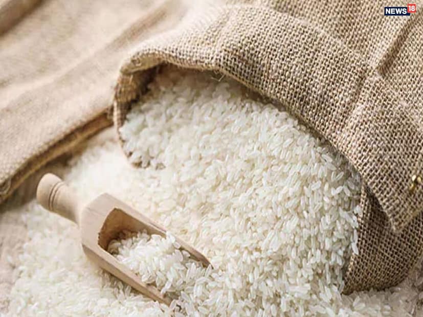 কীভাবে চাল দীর্ঘদিন ভাল রাখবেন?সর্বদা এয়ারটাইট কনটেইনারে চাল রাখুন

কনটেইনার ব্যবহারের আগে পুরোপুরি শুকিয়ে নিন

চালের মধ্যে নুন, লবঙ্গ, তেজপাতা বা শ্যাষমেতির দানা রাখতে পারেন—পোকা দূরে রাখে

চালের ড্রাম ঠান্ডা ও শুকনো জায়গায় রাখুন

মাঝে মাঝে কনটেইনার খুলে চাল নেড়ে নিন