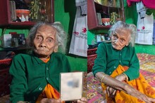 ২০০২-২০২৫ সব ভোটার তালিকাতেই ছিল নাম, কমিশনের অ্যাপে নেই, চিন্তায় শতায়ু বৃদ্ধা