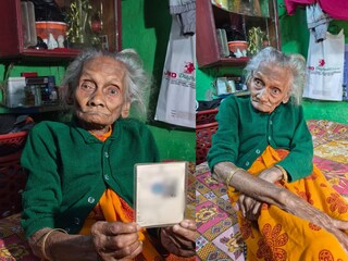 ভোটার তালিকায় নাম আছে, কমিশনের অ্যাপে নেই! চিন্তায় শতায়ু বৃদ্ধা