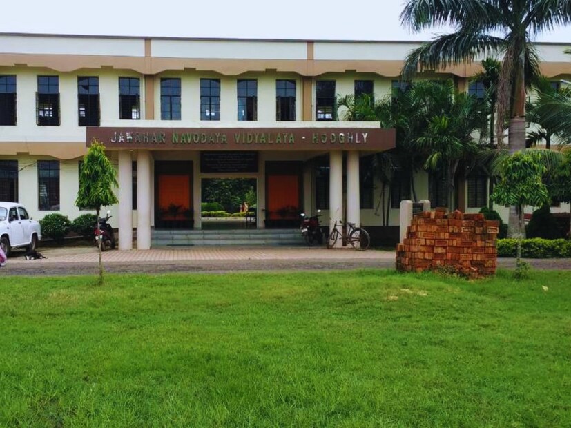 বিহারের পূর্ণিয়ার ঝিলটোলা এলাকায় অবস্থিত নবোদয় হাউস কোচিং ইনস্টিটিউট-এর অভিজ্ঞ শিক্ষক অঞ্জেশ কুমার জানালেন নবোদয় বিদ্যালয় এবং সৈনিক স্কুলে ভর্তির পরীক্ষায় পাশ করতে কেমন হওয়া উচিত পরীক্ষার্থীদের প্রস্তুতি পর্ব৷ তিনি জানালেন কঠিন হলেও সঠিক উপায়ে খুব সহজেই পাশ করা যায় এই দুই স্কুলের অ্যাডমিশন টেস্টে৷