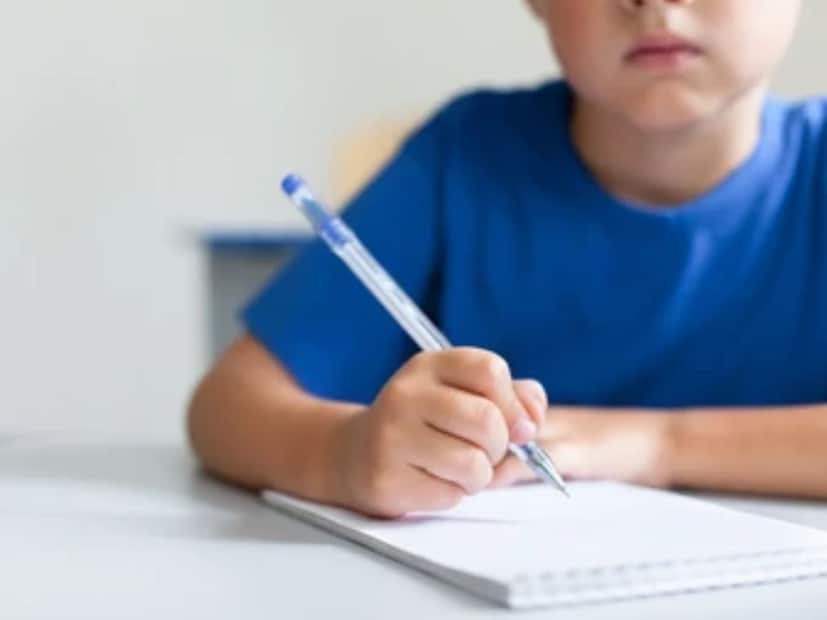 ভাল স্কুলে সন্তানকে পড়ানো প্রচুর বাবা মায়ের স্বপ্ন৷ কিন্তু বেশিরভাগ ক্ষেত্রে উন্নত সুযোগ সুবিধা সম্পন্ন স্কুলগুলি হয় বেসরকারি৷ প্রাইভেট স্কুলের অতিরিক্ত খরচের কারণে বাধ্য হয়েই পিছিয়ে আসেন বহু বাবা মা৷ 