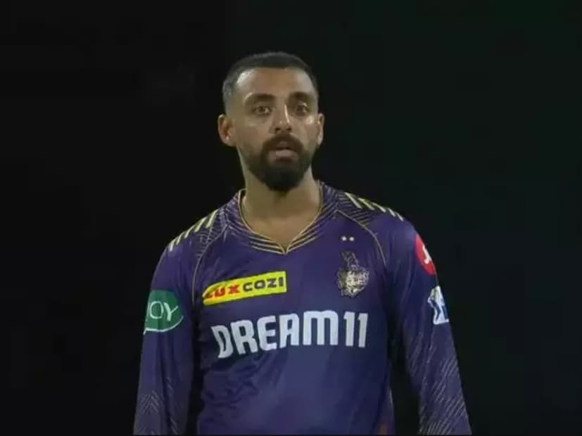 তামিলনাড়ু দলে সাই কিশোর, জগদীশনের মতো প্রাক্তন অধিনায়ক থাকার পরেও নির্বাচকেরা ভরসা রেখেছেন বরুণের উপর। বরুণের ডেপুটি করা হয়েছে নারায়ণ জগদীশনকে। টিম ম্যানেজমন্টের আস্থার দাম দিতে তৈরি মিস্ট্রি স্পিনার।