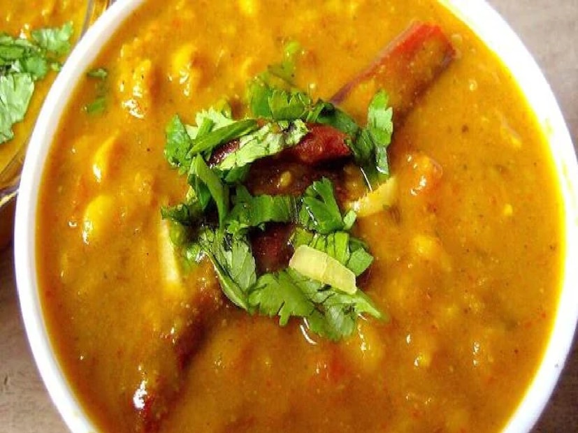 PETA-এর মতে, বাঙালি খাবারে ইতিমধ্যেই অনেক নিরামিষ খাবার রয়েছে যা মানুষ প্রায়শই উপেক্ষা করে, যেমন আলু পোস্ত, ​​আলু চপ, ছোলার ডাল, টমেটো খেজুরের চাটনি এবং ফুচকা। ঘি ছাড়া তৈরি করলে এগুলি ভেগান খাবার হিসেবে ধরা হয়। Photo- Representative