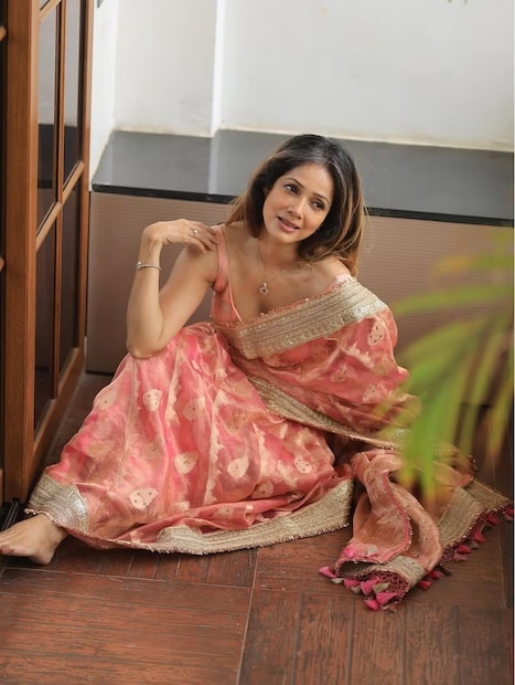 দেশি ঘি তাঁর খুবই প্রিয়, ডায়েটে একটা বড় জায়গা জুড়ে থাকে। কোমল ত্বক, মজবুত চুল এবং জয়েন্টের নমনীয়তার জন্য দেশি ঘিয়ের সুপারিশ করেন, স্বাস্থ্যগত সুবিধার জন্য সর্বদা খাঁটি ঘি ব্যবহার করেন। ভাল ঘুমের জন্য বিদ্যা আধা চা চামচ ঘি জায়ফল গুঁড়ো দিয়ে গরম করে প্রতি নাকে দুই ফোঁটা দেওয়ার পরামর্শ দেন। (Photo: Instagram)