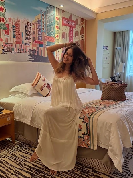 চা বা কফি নয়, তাঁর সকালের পানীয় খোদ সুস্থতার প্রতীক- হালকা গরম জলে লেবু, দারচিনি, ত্রিফলা, শুকনো আদা, অ্যাপল সিডার ভিনিগার এবং এক চামচ ঘি মিশিয়ে পান করেন তিনি। এটি ডিটক্সিফাই, হজম এবং উজ্জ্বল ত্বকে সাহায্য করে। সকালের জলখাবার সাধারণত হালকা হলেও পেট ভরা হয়, বেসন এবং তোফু দিয়ে চিলা, সঙ্গে বাদাম এবং আখরোট। দুপুরে তিনি সম্বর, মিষ্টি আলু এবং ফুলকপির সবজি, তোফু এবং ঘি দিয়ে সুস্বাদু মিল সারেন, সঙ্গে থাকে বিটরুট আর অ্যাভোকাডো স্যালাড। (Photo: Instagram)