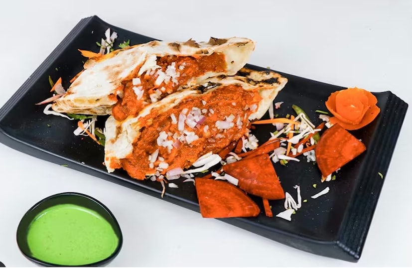 খাবারের দাম কত? জোমাটো অনুসারে, কোহলির রেস্তোরাঁয় এক প্লেট সেদ্ধ ভাতের দাম ৩১৮ টাকা, আর লবণ দিয়ে ভাজা ভাতের দাম ৩৪৮ টাকা। একটি তন্দুরি রুটির দাম ১১৮ টাকা এবং একটি চিজকেকের দাম ৭৪৮ টাকা। গার্লিক ব্রেডের দাম ২১৮ টাকা এবং ইস্ট রুটির দাম ১৪৯ টাকা। বেবি বাটার নান ১১৮ টাকায় এবং বেবি চিজ নান ২১৮ টাকায় পাওয়া যাচ্ছে। বিরাট কোহলির রেস্তোরাঁর মেনু সবাইকে তাই দামের দিক থেকে বেশ অবাক করেছে।