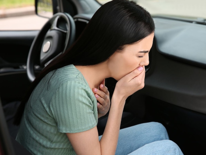 যদি এসি থাকে, তবে জানালাগুলিও বন্ধ থাকে। এমন পরিস্থিতিতে কান মস্তিষ্কে সঙ্কেত পাঠায় যে নড়াচড়া হচ্ছে কিন্তু চোখ নড়াচড়ার সঙ্কেত পাঠাতে সক্ষম হয় না। এটি মনে করে যে সব কিছু একই জায়গায় আছে। এমন পরিস্থিতিতে মস্তিষ্ক বিভ্রান্ত হয়ে পড়ে যে শরীরে কিছু ভুল ঘটছে। এই কারণেই এটি পেটে যা আছে তা বের করে দিতে চায়, ফলে মানুষ বমি করে। (Representational Image)