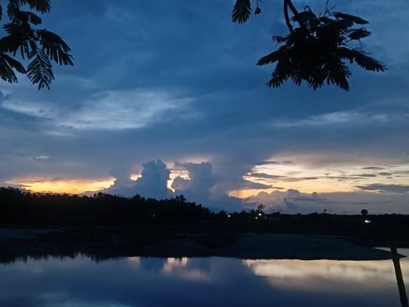 মালাক্কা প্রণালীর কাছে বুধবার ভোরে তৈরি হয়ে গিয়েছে ঘূর্ণিঝড় ‘সেনিয়ার’। তার দাপটে আগামী কয়েক দিন ভারী বৃষ্টির পূর্বাভাস রয়েছে তামিলনাড়ুর উপকূল, কেরল এবং অন্ধ্রপ্রদেশে। আন্দামান ও নিকোবর দ্বীপপুঞ্জেও ভারী থেকে অতি ভারী বৃষ্টির সতর্কতা রয়েছে। সেই সঙ্গে প্রবল বেগে বইবে ঝোড়ো হাওয়া। এই সময় মৎস্যজীবীদের সমুদ্রে যেতে নিষেধ করা হয়েছে। তা ছাড়া, আলিপুর জানিয়েছে, দক্ষিণ-পশ্চিম বঙ্গোপসাগর এবং সংলগ্ন শ্রীলঙ্কা উপকূলে নতুন একটি নিম্নচাপ তৈরি হয়েছে। আগামী ২৪ ঘণ্টায় তা ঘনীভূত হয়ে নিম্নচাপে পরিণত হওয়ার সম্ভাবনা রয়েছে। তবে এখনই বাংলার উপকূলে এর কোনও প্রভাব পড়ছে না।