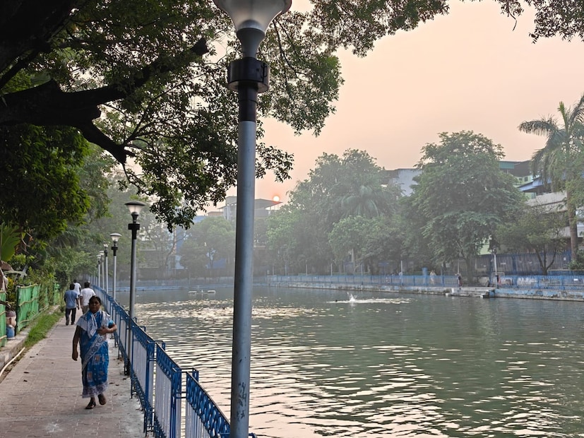 পূর্ব-মধ্য বঙ্গোপসাগরের নিম্নচাপ সরে উত্তরপূর্ব বঙ্গোপসাগরে। এটি উত্তর ও উত্তর-পশ্চিম দিকে এগোবে। আগামী ২৪ ঘণ্টায় দক্ষিণ বাংলাদেশ সংলগ্ন উপকূলে অবস্থান করবে। উত্তর-পূর্ব বঙ্গোপসাগর এবং সংলগ্ন মায়ানমার ও বাংলাদেশ উপকূলে সমুদ্র উত্তাল থাকবে। ওই এলাকায় মৎস্যজীবীদের গভীর সমুদ্রে যেতে নিষেধ করা হয়েছে। দক্ষিণ বাংলাদেশ সংলগ্ন এলাকা এবং পূর্ব মধ্য ও উত্তর-পূর্ব বঙ্গোপসাগরের গভীরে মৎস্যজীবীদের যেতে নিষেধ করেছে আবহাওয়া দফতর। আজ, বুধবার পর্যন্ত নিষেধাজ্ঞা।