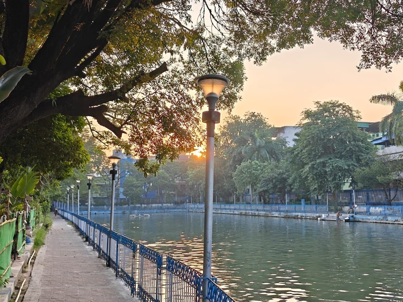 কলকাতায় সামান্য হলেও নামল পারদ। রাতের তাপমাত্রা নামল ০.১ ডিগ্রি সেলসিয়াস। আজ, বৃহস্পতিবারও ১৭ ডিগ্রি সেলসিয়াসের ঘরেই পারদ। কলকাতায় রাতের তাপমাত্রা স্বাভাবিকের প্রায় তিন ডিগ্রিরও বেশি নীচে রয়েছে। আজ, বৃহস্পতিবার সর্বনিম্ন তাপমাত্রা ১৭.১ ডিগ্রি সেলসিয়াস। শনিবার পর্যন্ত তাপমাত্রার খুব একটা পরিবর্তন নেই। রবিবার থেকে খুব সামান্য হলেও বাড়বে তাপমাত্রা।