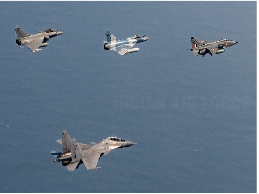 সাম্প্রতিক কালের সবচেয়ে দীর্ঘ সময়ের জন্য NOTAM জারি করল ভারতীয় সেনা। আগামী ৬ নভেম্বর থেকে উত্তর-পূর্ব সীমান্ত জুড়ে শুরু হচ্ছে বায়ুসেনার মহড়া। ওই সময় অন্য কোনও যাত্রিবাহী বা বাণিজ্যিক উড়ান আকাশের ওই পথ দিয়ে উড়তে পারবে না। 