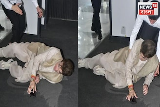 উঁচু নিচু মেঝে, হাঁটতে গিয়ে হুড়মুড়িয়ে পড়ে গেলেম ৮৩-র জিতেন্দ্র, তুলে ধরতে ছুটলেন সকলে