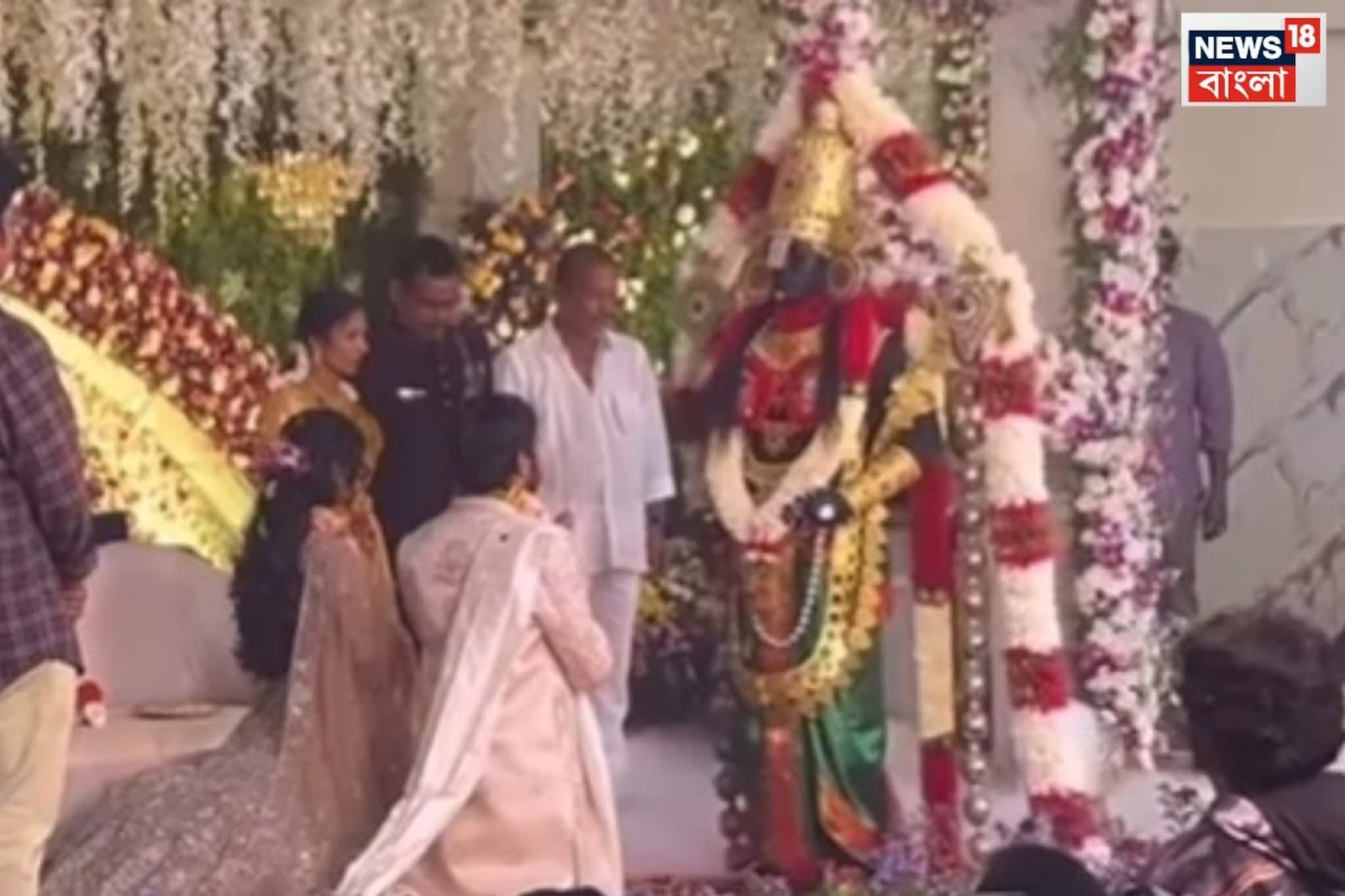 পায়ে হেঁটে ঢুকলেন 'ভগবান ভেঙ্কটেশ্বর',বেঙ্গালুরুর বিয়ের ফুটেজ সামনে আসতেই নেটদুনিয়ায় হইচই