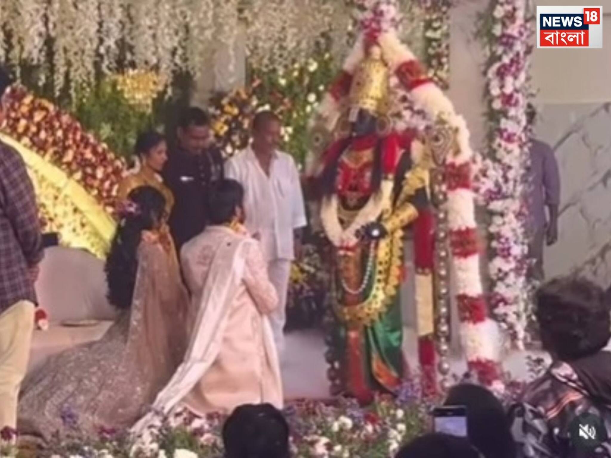 পায়ে হেঁটে ঢুকলেন 'ভগবান ভেঙ্কটেশ্বর', বেঙ্গালুরুর এক বিয়ের ফুটেজ সামনে আসতেই নেটদুনিয়ায় হইচই