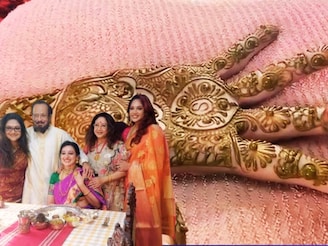 বরের নাম সৌম্য, হাতের মেহেন্দিতে জ্বলজ্বল করছে 'S'! মৌবনি সরকারের বিয়েতে দারুণ হইচই