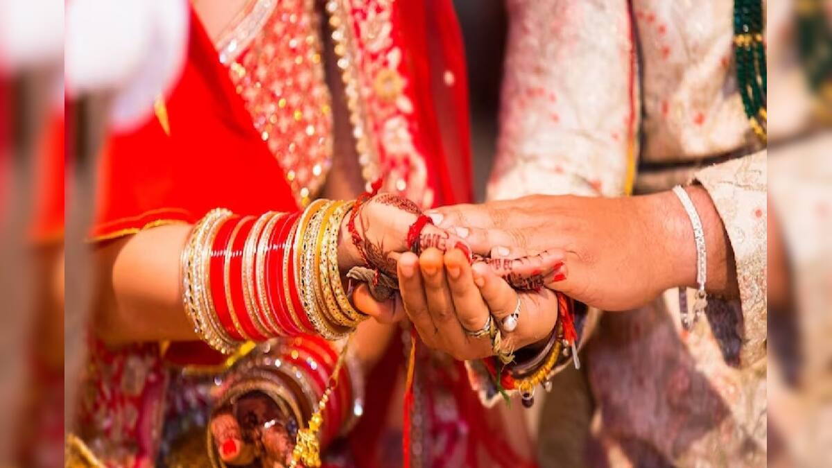 Wedding Viral News: ‘লেহেঙ্গা, ফটোশ্যুট, গান-বাজনা নয়! কনের উচিত…’, হবু বরের আজব দাবিতে আলোচনার ঝড় নেটদুনিয়ায় Wedding Viral News: ‘লেহেঙ্গা, ফটোশ্যুট, গান-বাজনা নয়! কনের উচিত…’, হবু বরের আজব দাবিতে আলোচনার ঝড় নেটদুনিয়ায়